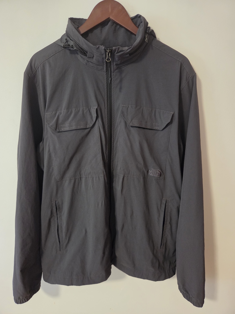 The North Face Men’s Lightweight Windbreaker Jacket (Packable Hood) – Size L